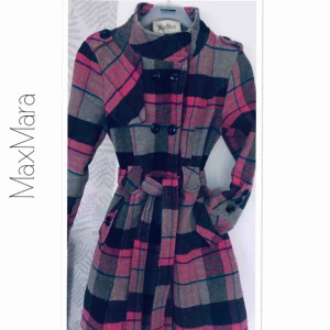  - Mycket fint skick. Den kostade 1200 eur , när jag köpte den 6-7 år sedan. Finns ett hål i fodret på insidan, titta på bilden 3.  Det påverkade priset 