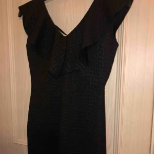  - Säljer denna klänningen, aldrig använt den, man kan ha på sig den hur man vill antingen off-shoulder eller vanligt, det finns ett snöre på baksidan som man knyter, möts upp i Göteborg eller står köparen för frakt 