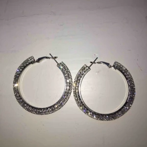  - Oanvända örhängen som säljes då de inte kommer till användning.  * Köparen står för frakt!