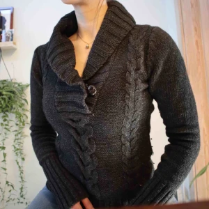  - Tjock stickad tröja från H&M, fint skick. Skicka meddelande om ni vill veta vad ev. frakt hade kostat, kan mötas upp i Borås eller Kungsbacka. 