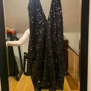  - Fin topp/kort klänning. Bara provat den.  Svart med glitter paljetter 