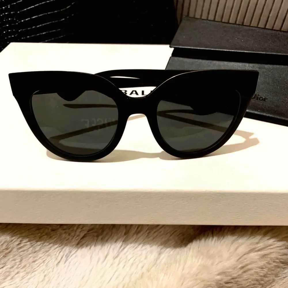 ÄKTA Cat eye solglasögon från Dior, modell Dior soft1. Köpta i Bryssel. Nypris 2500kr. Kommer med fodral och äkthetskort. Knappt använda. ENDAST seriösa svar tack !! Frakt 89kr. Betalning via swish.  . Accessoarer.