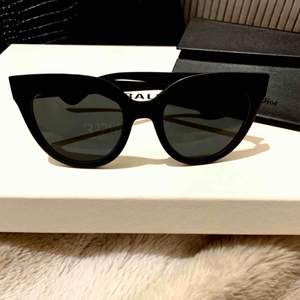 ÄKTA Cat eye solglasögon från Dior, modell Dior soft1. Köpta i Bryssel. Nypris 2500kr. Kommer med fodral och äkthetskort. Knappt använda. ENDAST seriösa svar tack !! Frakt 89kr. Betalning via swish.  