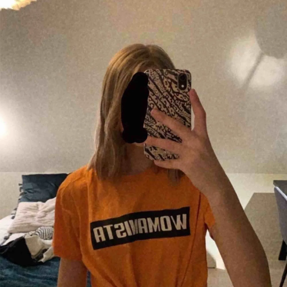 Så snygg basic orange t-shirt med text på från Gina. En del använd men inget som syns tydligt. Superskönt material! 🥰 Frakt tillkommer . T-shirts.
