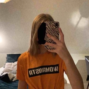  - Så snygg basic orange t-shirt med text på från Gina. En del använd men inget som syns tydligt. Superskönt material! 🥰 Frakt tillkommer 
