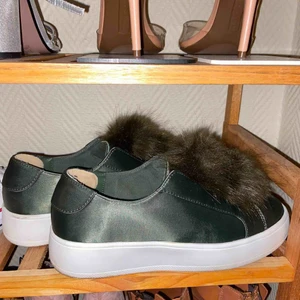 Steve Madden skor - Använda 1 gång! Fick dessa av min bror som köpte dem åt mig på sin bröllopsresa, de är tyvärr förstora och därför vill jag köpa nya i min storlek. Nypris var 1200kr och jag säljer för 250kr! det sitter stöd i hälarna, gör så att man inte får skavsår 😅