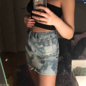  - En blå jeanskjol som jag blekt själv.