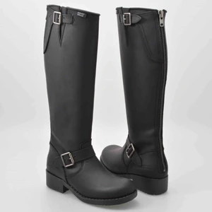  - Höga Johnny bulls i Läder, storlek 36! Silvrig dragkedja bak. Superfina och sparsamt använda, något slitna men kommer att smörja in de innan de skickas🦋🧸