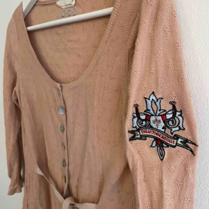  - VINTAGE ODD MOLLY. Unik cardigan från Odd Molly som ej går att köpa längre. Fint skick, knappt använd. 