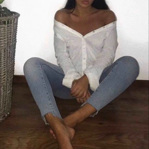  - Jeans. Skick: aldrig använda.  Köparen står för frakt/ kan mötas upp i Sthlm 🤍