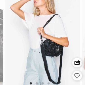  - Nu säljer jag min nunoo väska. Den är sparsamt använd och i mycket bra skicka. Frakt på 50kr tillkommer:) nypris 1399kr