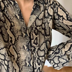  - FRAKT INGÅR! Blus med snakeprint, sitter väldigt snyggt och är väldigt skön! Älskar faktiskt hur den sitter men använder den allt för sällan så därför jag säljer den. Toppskick🤘🏽🤘🏽