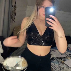  - Snygg festtopp med paljetter från H&M, aldrig använd endast testad🥰