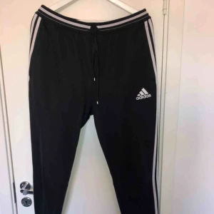  - NYPRIS:499  Köpta på Intersport Knappt använda, hänger bara i garderoben🛍 Köpare står för frakt📦🚚 