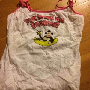  - Supersött linne som dock har legat nerpackat, därav lite skrynkligt. Printet säger You drive me bananas. Frakt: 42 kr