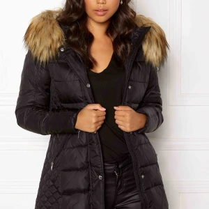  - Vinterjacka från Rockandblue. Modell ”Beam Mid Easy Nylon Down Black/Natural” FAKE FOUR. Använd fåtal gånger. Väldigt fint skick utan några skavanker. Storlek 38, är vanligtvis en S/36 och det passar mig utmärkt oavsett vad jag har under.  Nypris 2800kr