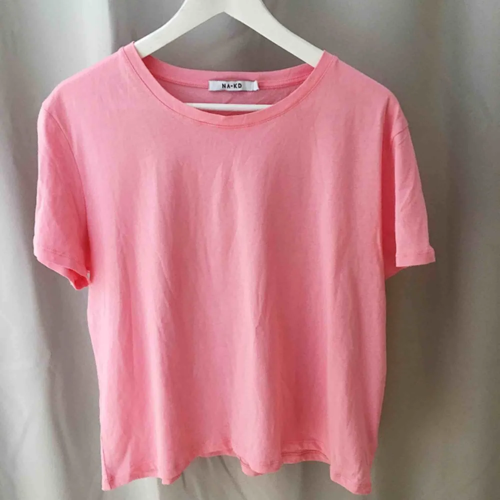Basic rosa tisha från NAKD. Storlek S, finns att hämta i Stockholm annars betalar köparen för frakt! . T-shirts.