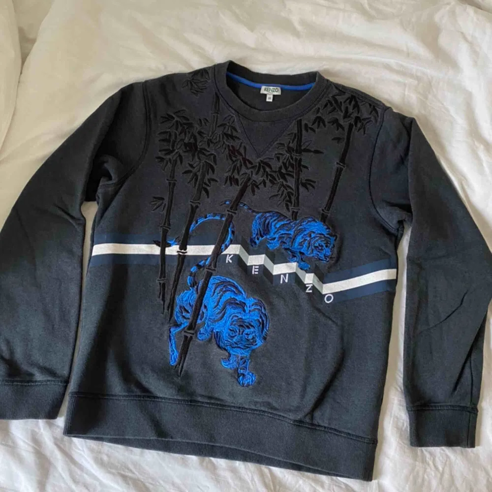 Kenzo ’Tiger’ sweatshirt  Använd Kenzo Paris pullover men i mycket gott skick! 100% bomull  . Tröjor & Koftor.