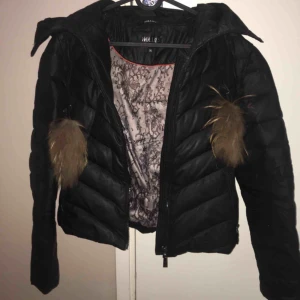  - jacka från Hollies i storlek 36, inte så mycket använd och köpte den även utan pälsen runtom luvan men de kan man köpa nån annan stans och sätta på om man vill:) Frakt tillkommer på ca 80 kr skulle jag tro