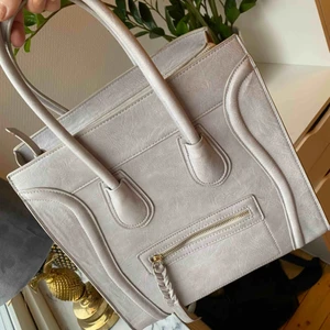  - Snygg grå väska från Chiquelle som tyvärr inte kommer till användning. Använd ett fåtal ggr. Skriv för fler bilder. Frakt tillkommer, kan mötas upp