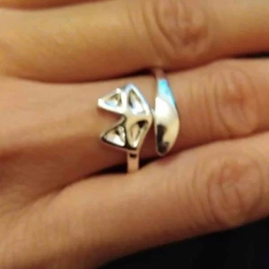  - Ny JÄTTEFIN OCH  SÖT RING  17 MM & JUSTERBAR.             LEVERAS MED EN GLITTRIG TYG ETUIET SE PÅ BILDERNA. BJUDER PÅ PORTOT 🙃😀💙 