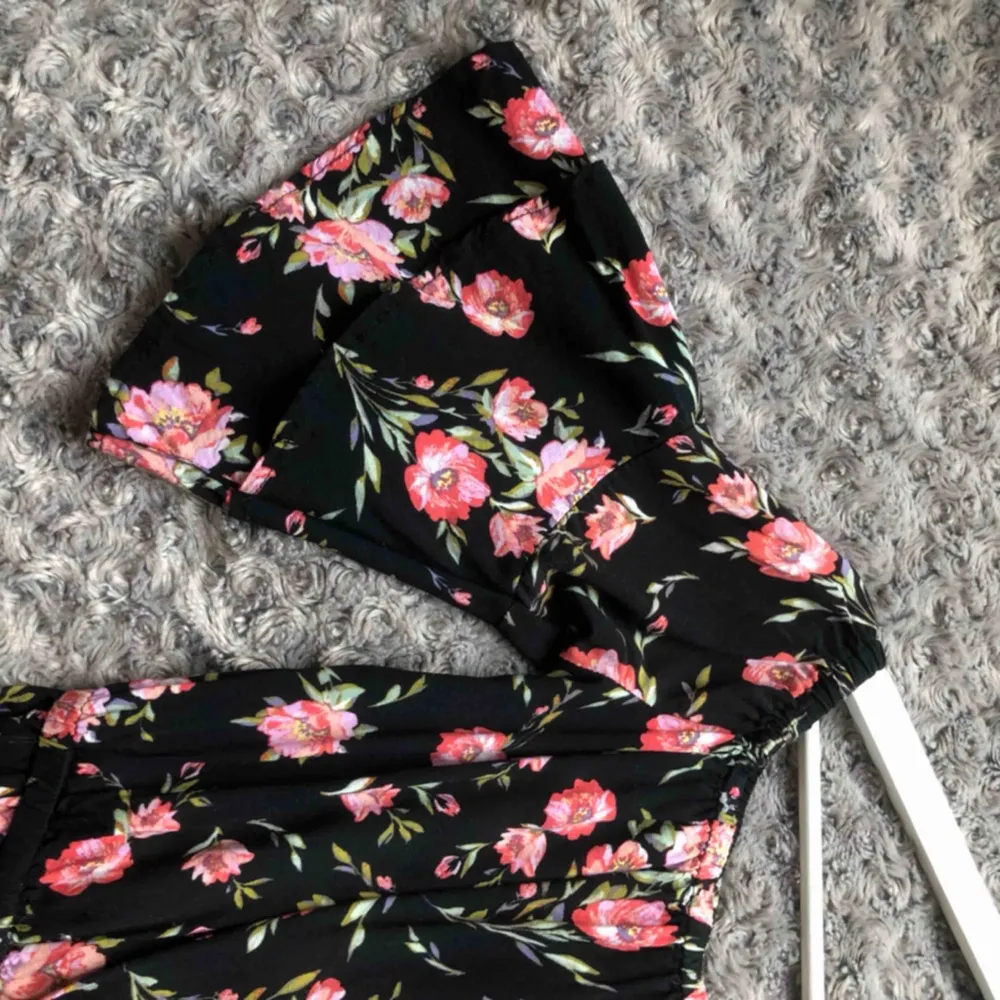 Jättesöt blommig jumpsuit från forever 21. Fint skick. Köparen står för frakt💕. Övrigt.