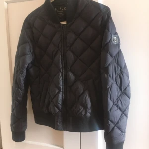  - Snygg dun jacka från hollies i väldigt bra skick! Det står storlek L men den passar mig som har S/M 