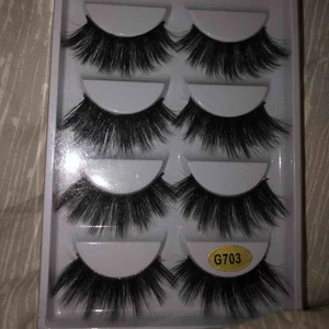  - Det är nya par fransar de va 5 st men jag tog ett par och jag  skulle testa på fransar men de va inte min grej. Så jag säljer nu dom andra 4 helt oanvända och orörda