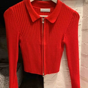  - Söt topp från Urban Outfitters! Aldrig använd, strl. S! Lite croppad, är tajt men i stretchigt och mjuk material. Köparen betalar frakt🥰🥰