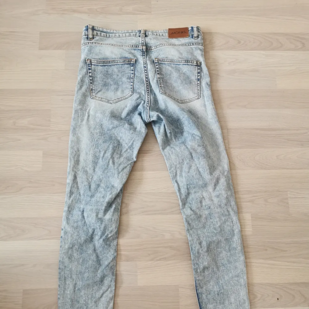 Våriga jeans från Monki i modellen Mocki strl 28. Den mest perfekta passformen men tyvärr för små för mig. Jeansen är i väldigt bra skicka och inte utslitna. Priset är inklusive frakt! . Jeans & Byxor.