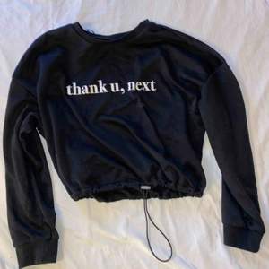 En ny sweatshirt frön Ariana Grandes kollektion med H&M. Väldigt bra skick då den endast är använd 1 gång. 150kr inklusive frakt. 