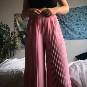  - Rosa byxor från Monki som är vida i benen. OBS har ett litet märke från en locktång men det är knappt synligt. Perfekta till sommaren! 