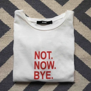  - Enkel men snygg T-shirt som kan stylas med ett par slitna jeans eller en jeanskjol nu till våren! Passar till allt helt enkelt. Köparen står för frakten