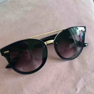  - Snygga och stabila solglasögon från Springfield. Aldrig använda. 