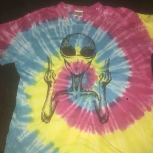  - Bud rn: 200kr. Skitcool tröja från SCREENSHOT. Fint skick , köparen betalar frakt 40kr