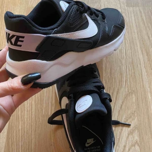 - Nike Sneakers i princip nytt skick, har använts 3 gånger inomhus vid träning. Säljes pga har ingen användning för dem. 