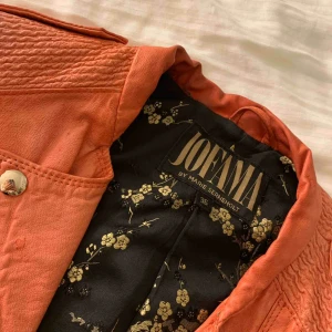  - Kenza skinnjacka storlek 36, använd mycket så därav priset.  Köparn står för frakt 📦 