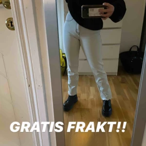  - GRATIS FRAKT! Ljusa jeans med slitningar vid byxkanten. Lite för små för mig på bilden, de ska sitta lite snyggare, lite mer större där nere och inte super tight. Snygga och väldigt bra pris med gratis frakt. 