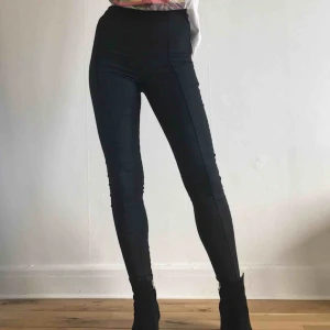  - Byxor i skinny fit och hög midja, storlek 36 och lite små i storlek enligt mig (passar XS-S). De har lite stretch men är inte jättestretchiga! Väldigt fina på! Frakt ingår i priset🌸