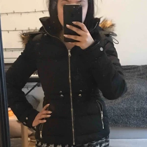  - Jätte skön jacka ifrån Zara, köpt för ungefär 700kr endast använd en halv vinter. Den går att göra tajtare i midjan om man vill. Den har ett hål i ena fickan. Kan mötas upp i Stockholm 