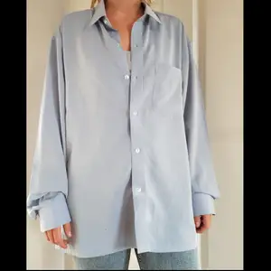 Oversized unisex shirt in perfect condition. High quality material (Thai Silk).