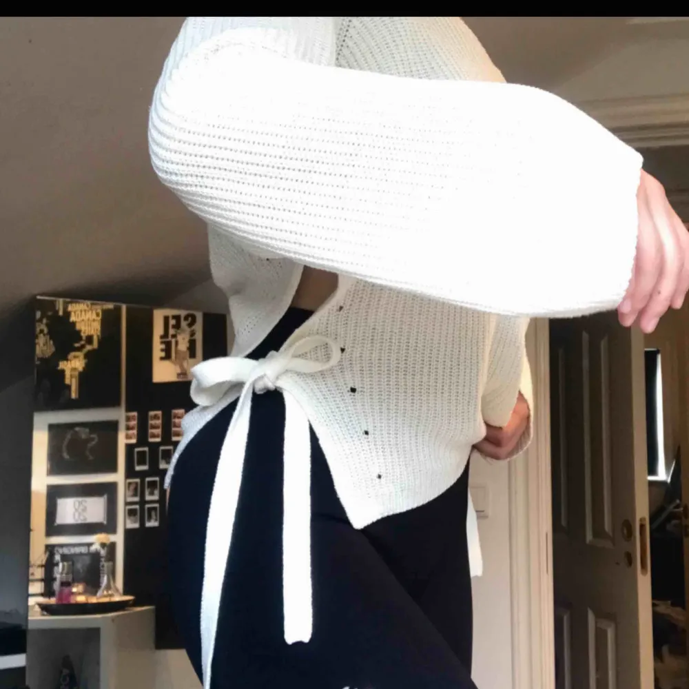 Super fin vit oversized stickad tröja med söta knytningar vid sidan, köpt på Lindex för några år sedan men aldrig använd så den är i perfekt skick. Säljer pga rensning.✨ Nypris 300kr, så ett riktigt kap! 💛. Tröjor & Koftor.