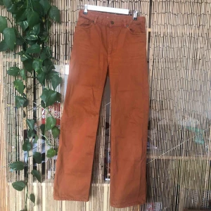  - Utsvängda rostfärgade Jeans ifrån MONKI. Högmidjade. Väl använda av mig, URsköna och så jävla snygg färg på.  100%bomull   Köpare står för eventuell frakt annars kan jag mötas upp i Stockholm :) 