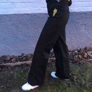  - Supersnygga jeans med billie eilish loggan!  De är handmålade💞 Passar XS också  Modellen är 168 cm lång 