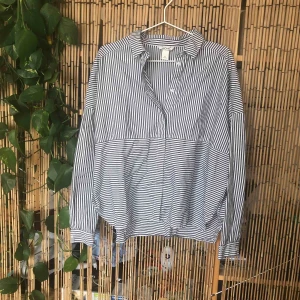  - Köpare står för eventuell frakt annars kan jag mötas upp i Stockholm :)   Oversize skjorta ifrån monki.  100%bomull  Vit/svart randig