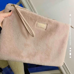  - Datafodral i päls imitation, färgen ”dusty pink”! Passar nästintill alla data storlekar, då den är väldigt rymlig. Köpt på bikbok, aldrig använd!