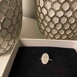  - Säljer denna superfina ringen från Safira (Hanna  Schönberg kollektion) eftersom den är för stor för mig. Storlek 18. Originalpris 299kr