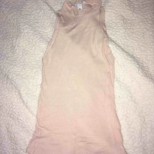  - En polotopp i storleken XS. Toppen är i färgen nude/rosa. Passar även S! Använd 1-2 gånger!  • Köparen står för frakt!