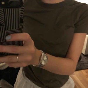  - Grön, snygg och enkel t-shirt från bikbok. I väldigt bra skick, frakt ingår inte i priset<33