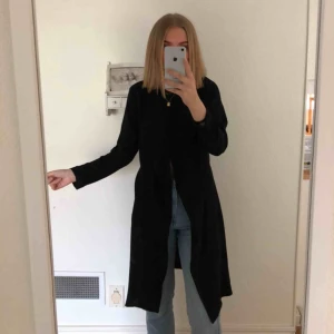  - Fin svart kappa, perfekt till våren då den är tunnare. Skärp som både kan knytas bak eller fram och Är i ett fint skick!  Betalning via Swish och köparen står för frakten, kan mötas nära Kristianstad, bromölla, sölvesborg!  